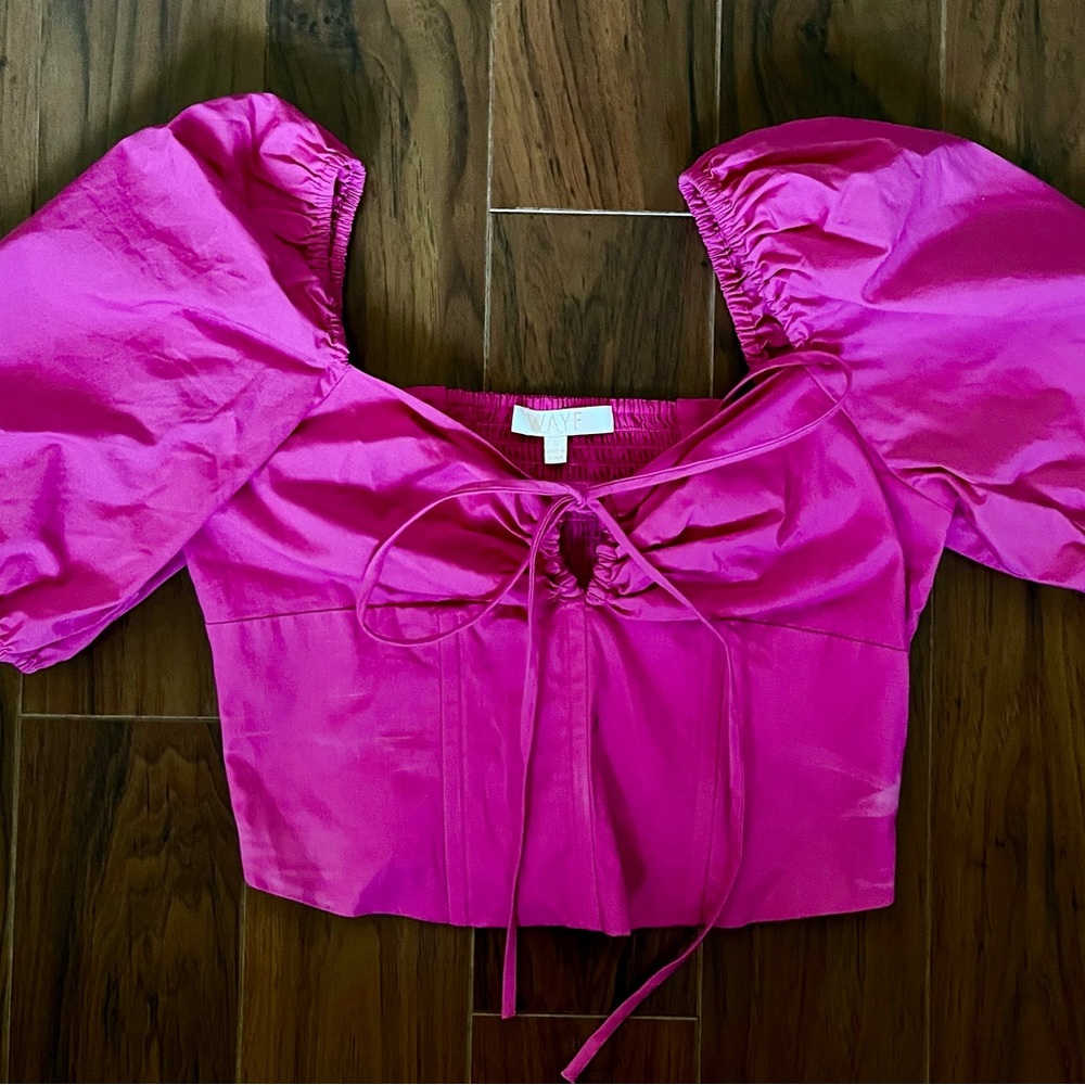 WAYF Fuchsia Puff-Sleeve Crop Top